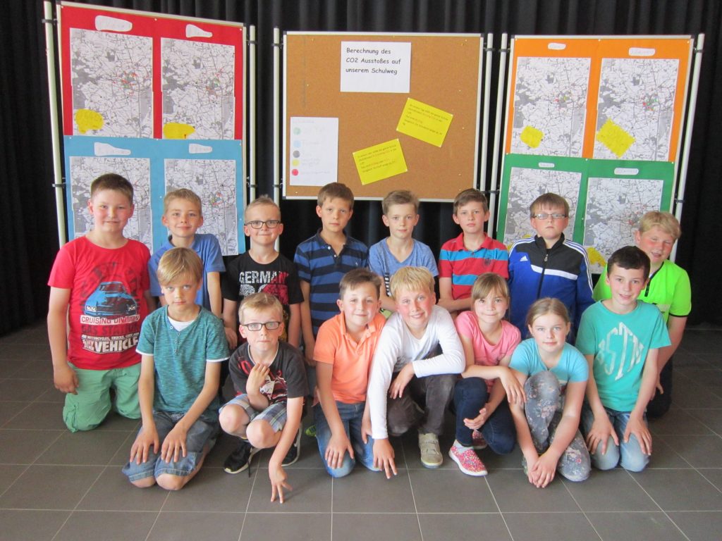 Die Kinder der Klima-AG mit ihren Ergebnissen