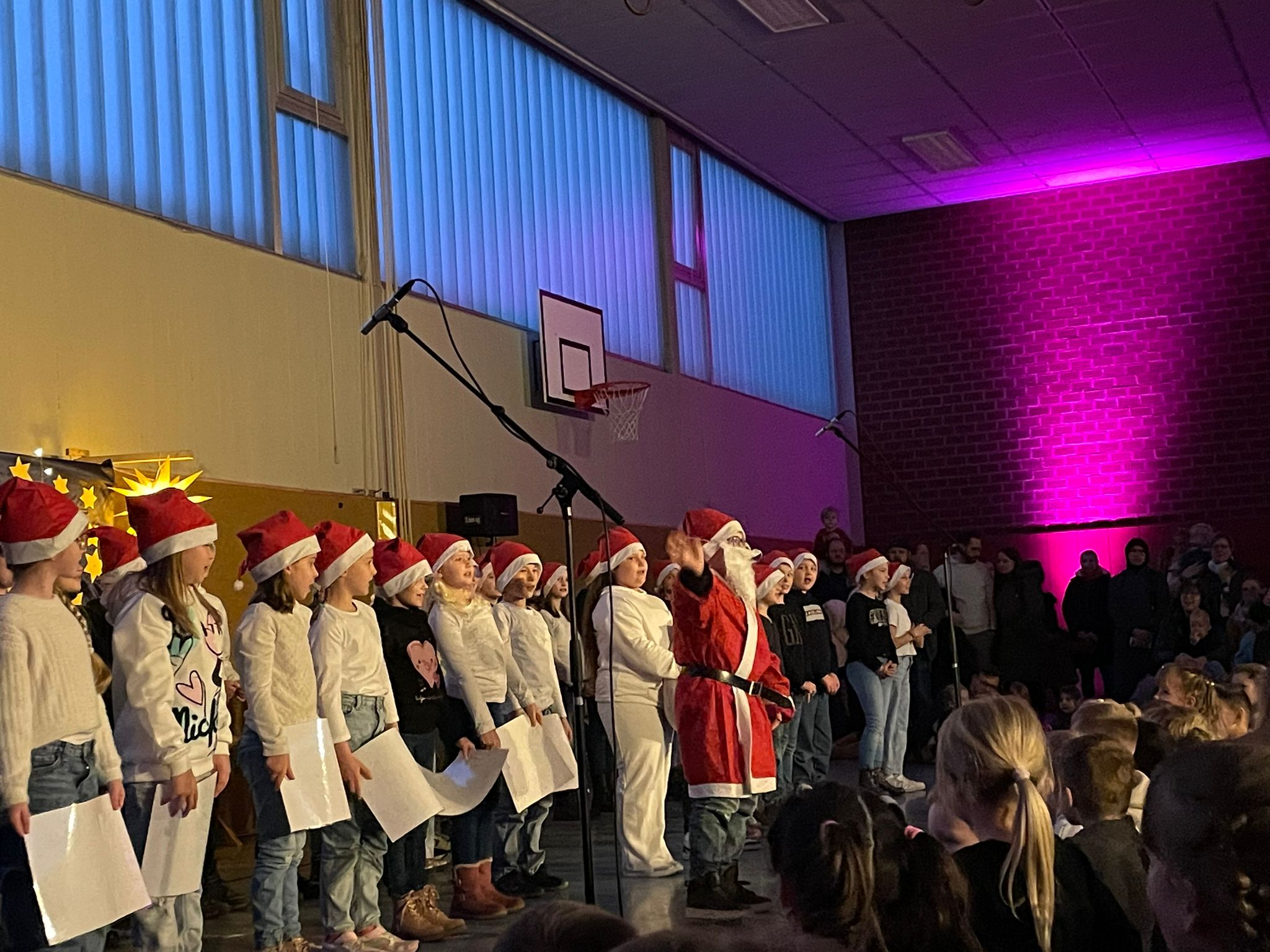 Weihnachtsfeier mit Show-Programm und „Weihnachtsmarkt-Feeling“